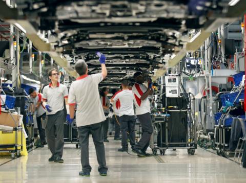 Trabajadores de Seat en la planta barcelonesa de Martorell Trabajadores en una línea de montaje de coches Seat en Martorell (Barcelona)