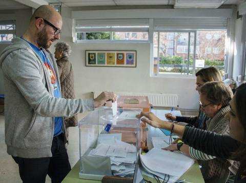 Un hombre deposita su voto en una urna en las elecciones generales de 2015 Un hombre deposita su voto en una urna en las elecciones generales de 2015