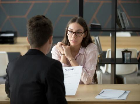 Una mujer en una entrevista de trabajo Una mujer en una entrevista de trabajo