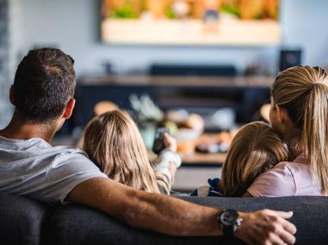 Familia viendo la televisión Familia viendo la televisión