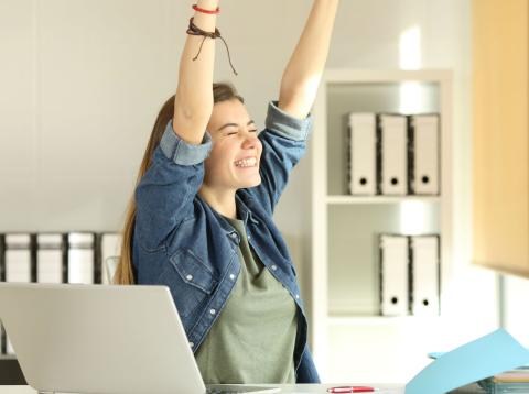 Una mujer es feliz en el trabajo Una mujer es feliz en el trabajo