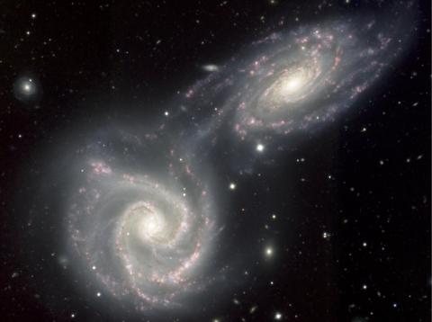 Aunque no podemos ver la materia oscura, se cree que constituye una gran parte de la masa de nuestro universo. Aunque no podemos ver la materia oscura, se cree que constituye una gran parte de la masa de nuestro universo.