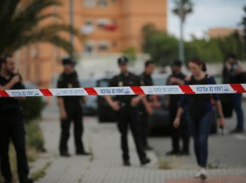 Cordón policial en la escena de un crimen Cordón policial en la escena de un crimen