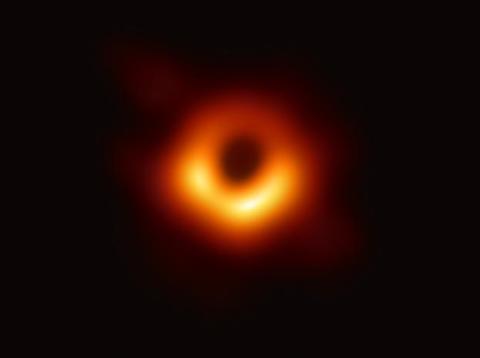 Este fue también un año clave para el estudio de los agujeros negros. En abril, el equipo del Telescopio Event Horizon publicó la primera imagen de un agujero negro. Este fue también un año clave para el estudio de los agujeros negros. En abril, el equipo del Telescopio Event Horizon publicó la primera imagen de un agujero negro.