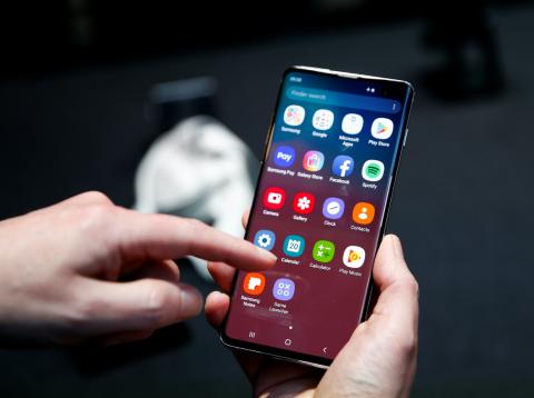 Un usuario probando un smartphone Samsung Galaxy S10. Un usuario probando un smartphone Samsung Galaxy S10.
