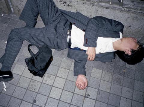 Cuando las muertes de los empleados se clasifican como karoshi, las empresas japonesas se ven obligadas a pagar una multa. Cuando las muertes de los empleados se clasifican como karoshi, las empresas japonesas se ven obligadas a pagar una multa.