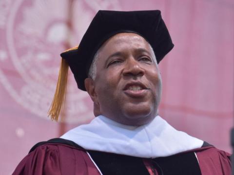 Un multimillonario estadounidense anuncia en una ceremonia de graduación que pagará la deuda estudiantil de 400 universitarios — unos 35 millones de euros. Un multimillonario estadounidense anuncia en una ceremonia de graduación que pagará la deuda estudiantil de 400 universitarios — unos 35 millones de euros.