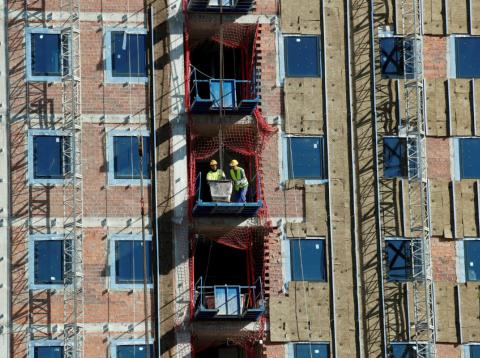 Unos obreros en la construcción de un bloque de pisos en Barcelona. Unos obreros en la construcción de un bloque de pisos en Barcelona.