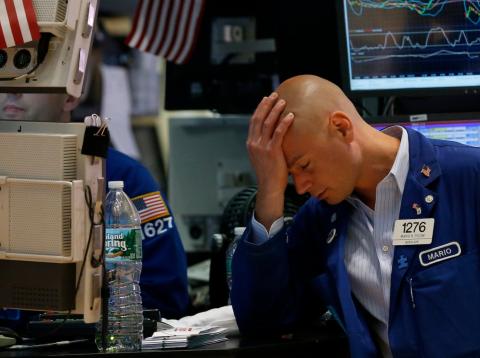 Un trader cabizbajo en Wall Street. Un trader cabizbajo en Wall Street.