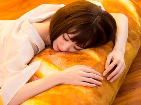 Amazon pone a la venta una almohada con forma de barra pan gigante Amazon pone a la venta una almohada con forma de barra pan gigante