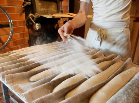 Un panadero elabora pan artesanal. Un panadero elabora pan artesanal.