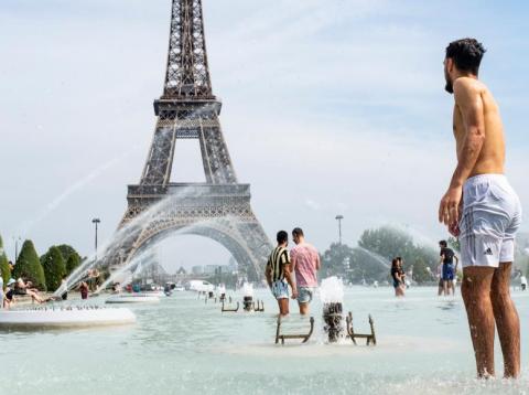 Tourists and Parisians bathe at the foot of the Eiffel Tower in the water of the Trocadero fountain to cool down on June 24, 2019. Tourists and Parisians bathe at the foot of the Eiffel Tower in the water of the Trocadero fountain to cool down on June 24, 2019.