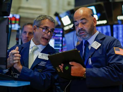 Dos traders repasan la sesión en Wall Street Dos traders repasan la sesión en Wall Street