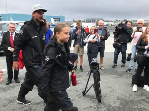 Greta Thunberg y su patrón Boris Herrmann en Plymouth, Inglaterra, poco antes de zarpar hacia América el 14 de agosto de 2019. Greta Thunberg y su patrón Boris Herrmann en Plymouth, Inglaterra, poco antes de zarpar hacia América el 14 de agosto de 2019.