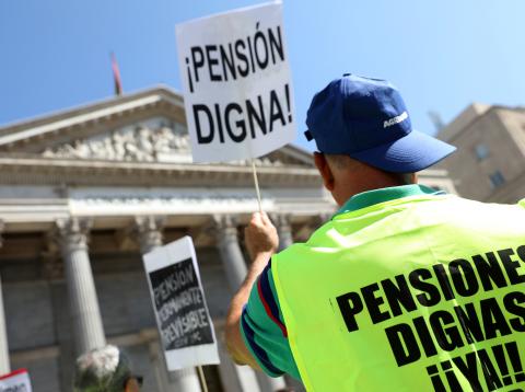 Un jubilado se manifiesta ante el Congreso de los Diputados Un jubilado se manifiesta ante el Congreso de los Diputados