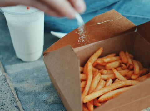 patatas fritas con sal, comida rápida alimentos que resultan perjudiciales para la salud