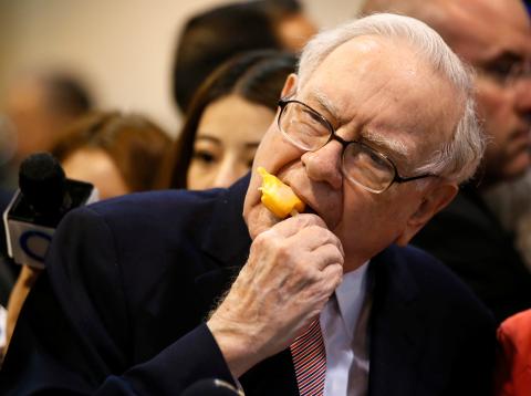 Warren Buffett se toma un helado antes de una junta de accionistas de Berkshire Hathaway Warren Buffett se toma un helado antes de una junta de accionistas de Berkshire Hathaway
