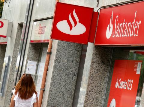 Una mujer pasa por delante de una oficina de Banco Santander y Banco Popular. Una mujer pasa por delante de una oficina de Banco Santander y Banco Popular.