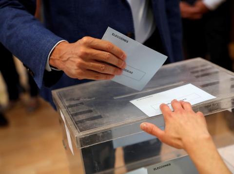 Votar por correo en España Hombre votando en las Elecciones Generales de 2019