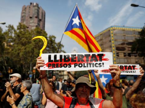Manifestantes bloquean una calle de acceso a la Plaza de Cataluña, en Barcelona, tras conocerse la sentencia del procés. Manifestantes bloquean una calle de acceso a la Plaza de Cataluña, en Barcelona, tras conocerse la sentencia del procés.