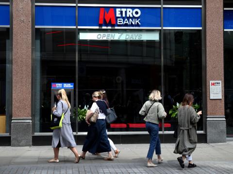 Una sucursal de Metro Bank en Londres La gente pasa ante una sucursal de Metro Bank en Londres