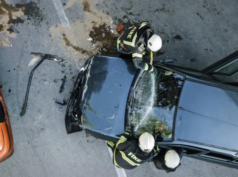 Accidente de coches con bomberos interviniendo Accidente de coches con bomberos interviniendo
