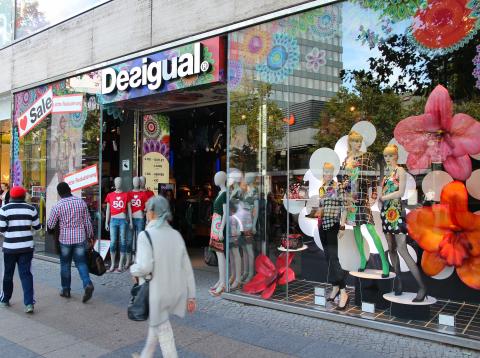 Entrada de una tienda de Desigual. Entrada de una tienda de Desigual.