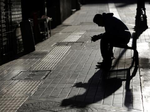 Imagen en blanco y negro que denota tristeza, soledad y angustia Imagen en blanco y negro que denota tristeza, soledad y angustia