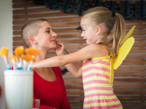 niña pinta la cara a su madre con cáncer niña pinta la cara a su madre con cáncer