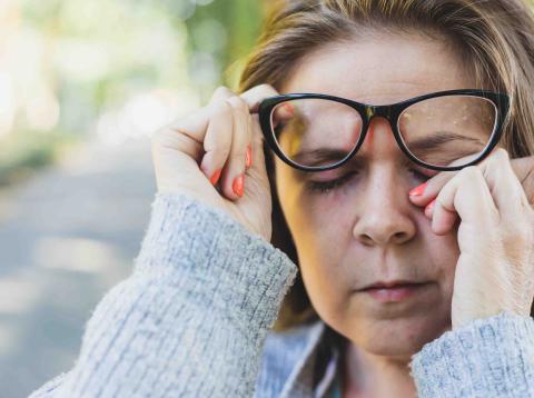 Mujer que lleva gafas llorando. Mujer que lleva gafas llorando.