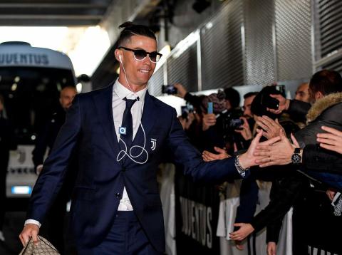 Cristiano Ronaldo was spotted listening to music on an iPod that Apple hasn't updated in almost 8 years Cristiano Ronaldo was spotted listening to music on an iPod that Apple hasn't updated in almost 8 years