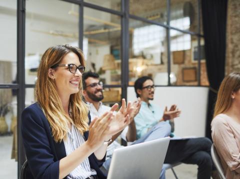 Mujer emprendedora en una reunión Mujer emprendedora en una reunión