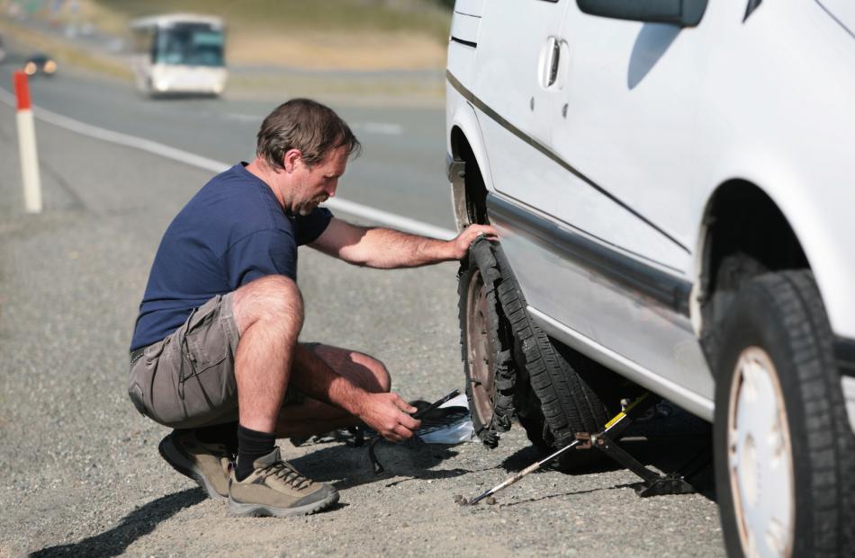 Cómo Cambiar La Rueda De Un Coche: Recomendaciones Y Herramientas ...