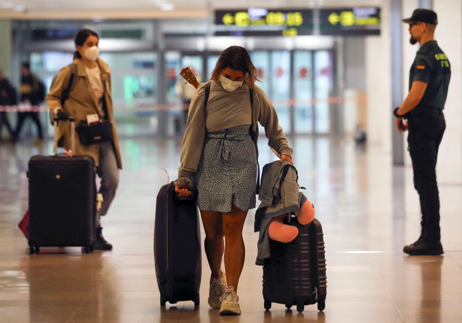 Chica maleta aeropuerto.