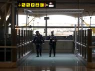 Policía en el aeropuerto de Madrid.