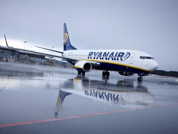 Un avión de Ryanair en la pista de un aeropuerto.