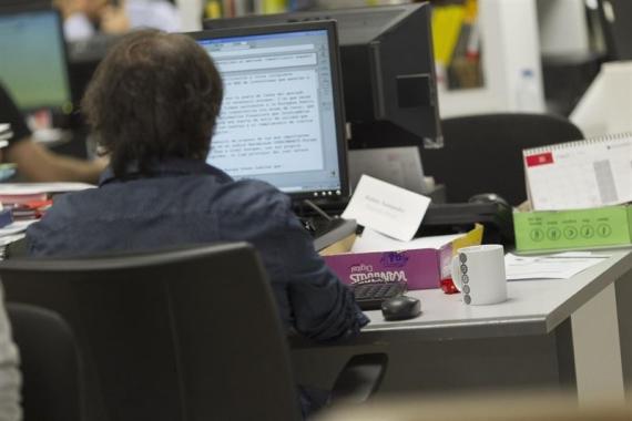Un empleado frente al ordenador