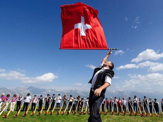 Hombre con bandera suiza [RE]