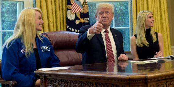 Donald Trump, acompañado de la astronauta Kate Rubins (izquierda) y su hija Ivanka Trump, saluda a la cámara antes de una videoconferencia con la Estación Espacial Internacional.