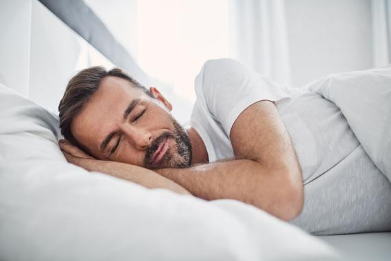 Los 8 mejores trucos para dormir bien con mucho calor | Business Insider  España