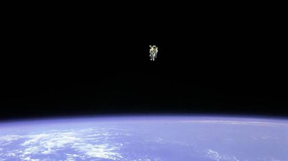 Astronauta flotando en el espacio