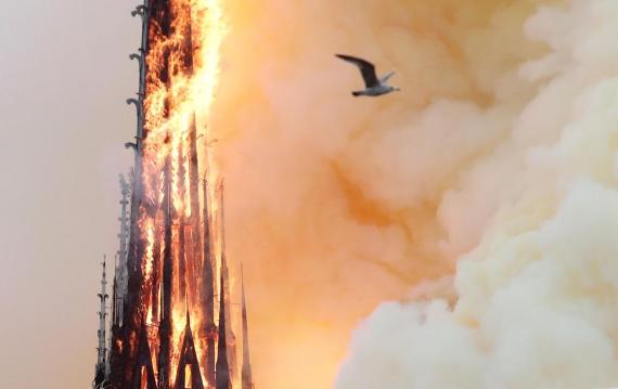 La Catedral de Notre Dame en París, Francia, rodeada de humo durante el incendio del 15 de abril de 2019.