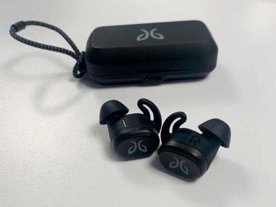 Los auriculares inalámbricos Jaybird Vista son mi par ideal para correr — nunca me preocupo de que se caigan, y la duración de su batería es ideal.
