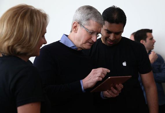 Tim Cook, CEO de Apple enseñando un iPad.
