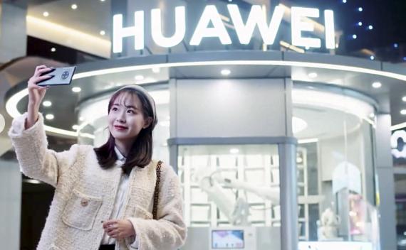 Tienda Huawei con robot