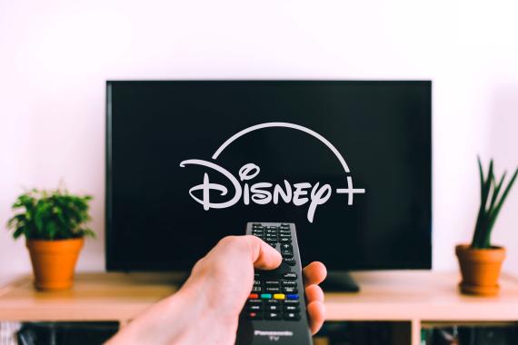 TV con logo de Disney+