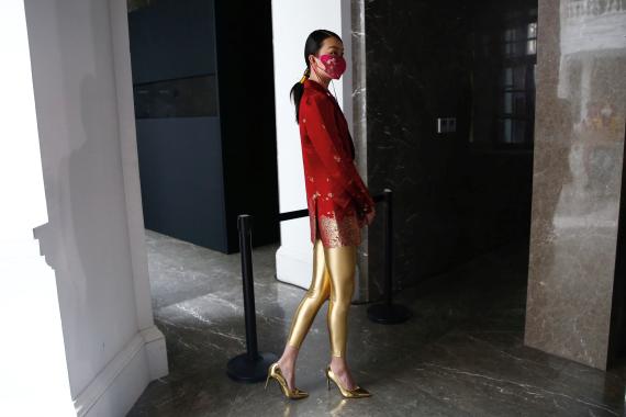 Una modelo con una mascarilla de tela diseñada por Zhou Li, durante la Semana de la Moda de China en Pekín, el 3 de mayo de 2020. 