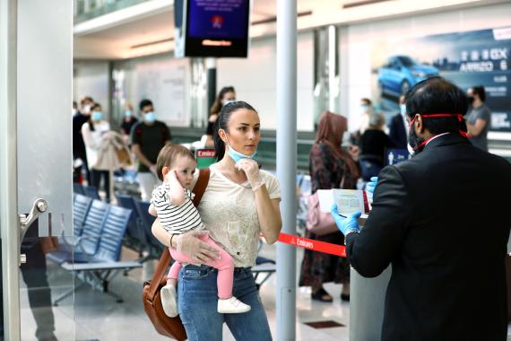 Una pasajera y un bebé antes de hacer el check in en el Aeropuerto Internacional de Dubai, Emiratos Árabes Unidos.