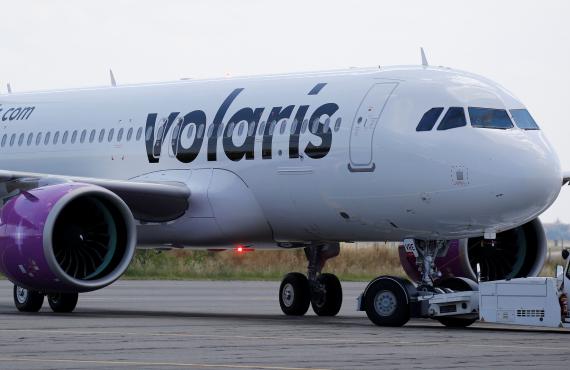 Un avión de la aerolínea mexicana Volaris cerca de Toulouse, Francia.