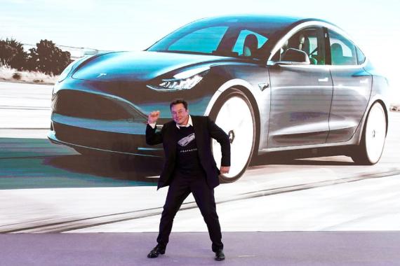 Elon Musk bailando en un evento en la fábrica de Tesla en Shanghai en enero.